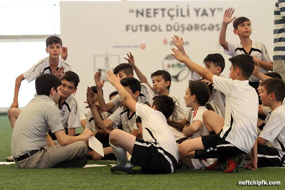 "Neftçili Yay Futbol Düşərgəsi" tamamlandı (FOTOLAR) 