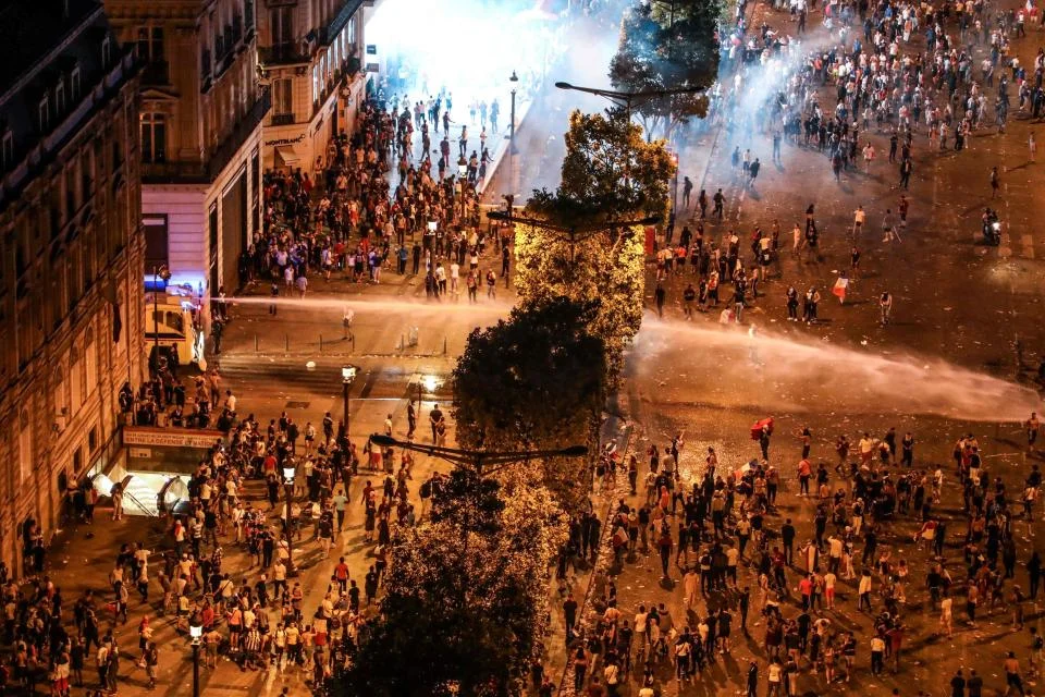 Parisdə qələbə qeydləri zamanı iğtişaşlar: 2 ölü (FOTO/VİDEO) 
