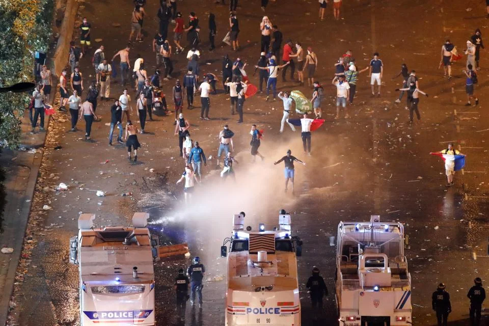 Parisdə qələbə qeydləri zamanı iğtişaşlar: 2 ölü (FOTO/VİDEO) 