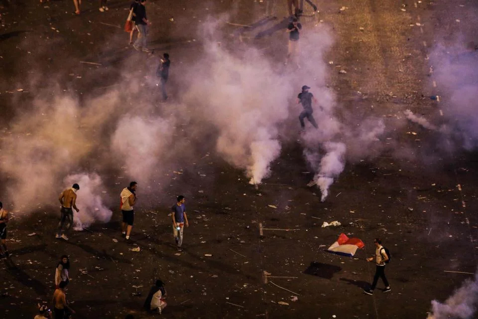 Parisdə qələbə qeydləri zamanı iğtişaşlar: 2 ölü (FOTO/VİDEO) 