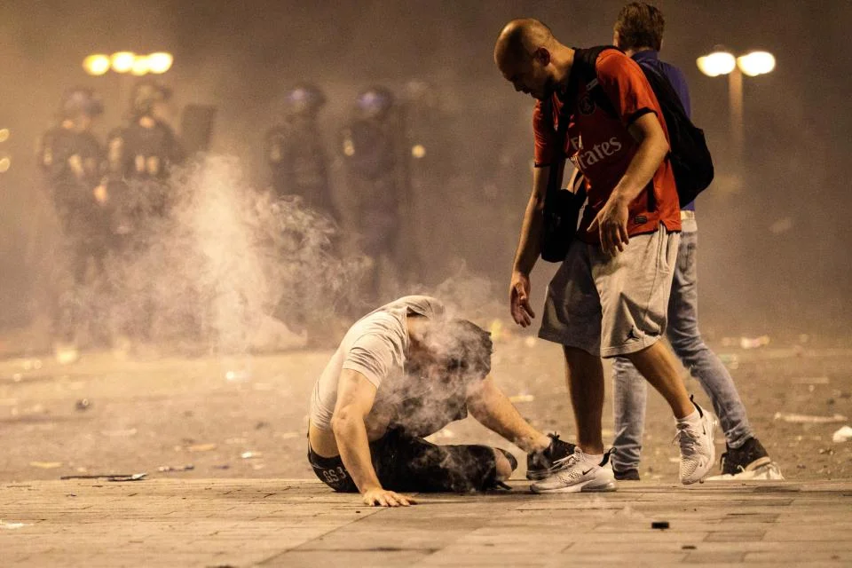Parisdə qələbə qeydləri zamanı iğtişaşlar: 2 ölü (FOTO/VİDEO) 