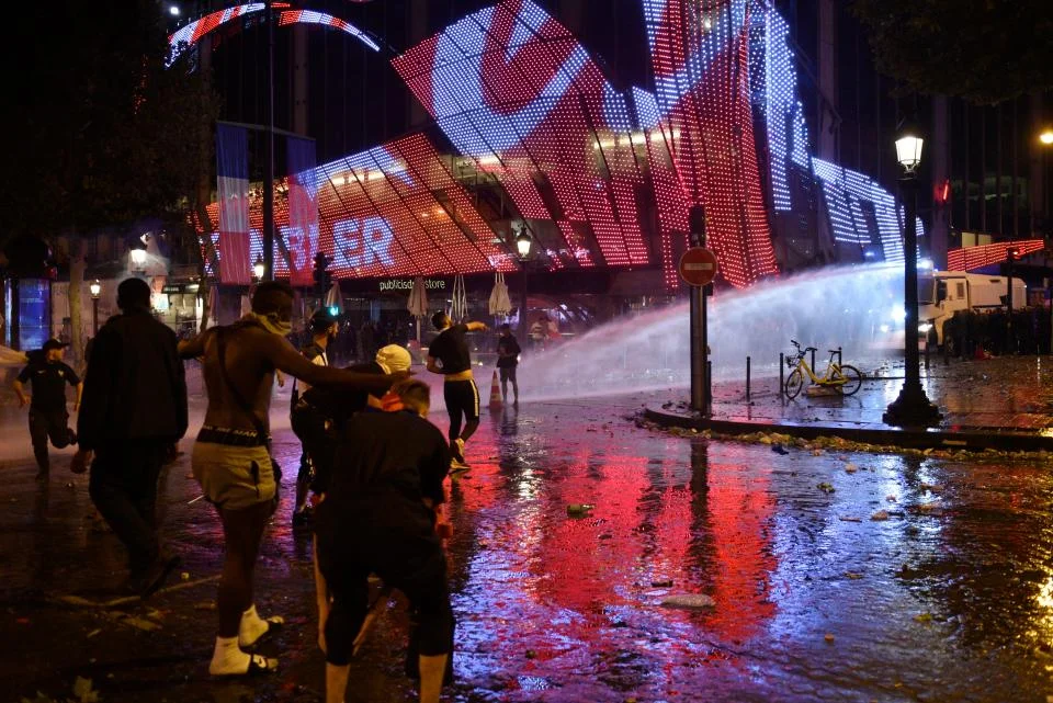 Parisdə qələbə qeydləri zamanı iğtişaşlar: 2 ölü (FOTO/VİDEO) 