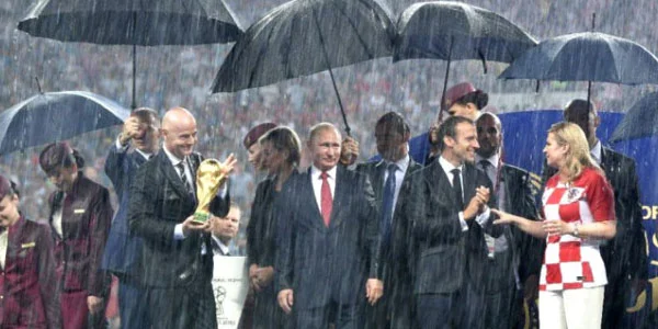 Putin dünya çempionatının medalını "oğurlatdırdı" - VİDEO 