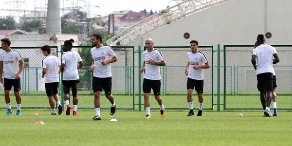 "Neftçi" "Uypeşt"lə oyun üçün Macarıstana getdi - FOTOLAR 