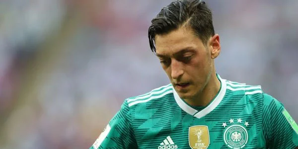 Mesut karyerasının bitirdi: "Qələbə qazananda alman, uduzanda köçkün oluram" 