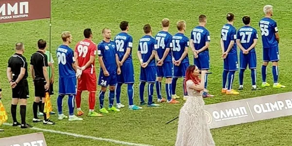 Rusiyada bayraq qalmaqalı: ukraynalı futbolçu rus bayrağına baxmadı - FOTO 