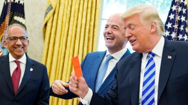 FIFA prezidenti Trampa qırmızı kart göstərdi (FOTO/VİDEO) 