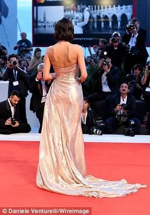 Neymarın sevgilisi festivala elə geyimdə qatıldı ki... - FOTOLAR 