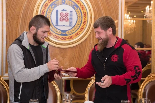 Kadırov Həbibə fəxri ad və avtomobil verdi (FOTO/VİDEO) 