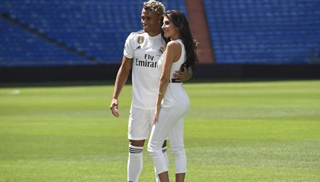 Ulduz futbolçunun sevgilisi "Instagram" ulduzuna çevirildi - FOTOLAR 