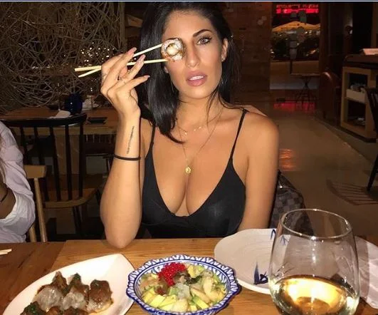 Ulduz futbolçunun sevgilisi "Instagram" ulduzuna çevirildi - FOTOLAR 