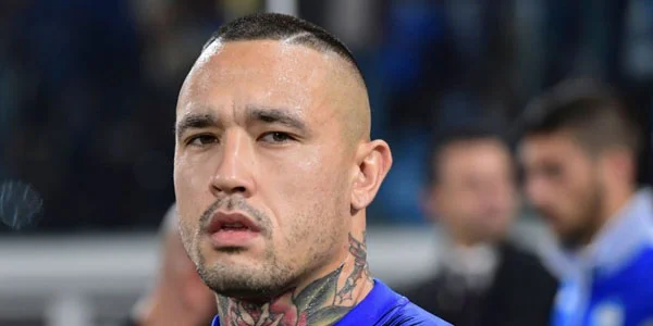Məşhur futbolçu: "Bacım homosekualdı, mən də siqaret çəkirəm..." 