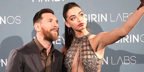 18 yaşlı modellə görüşən Messi özünü itirdi - FOTO/VİDEO 