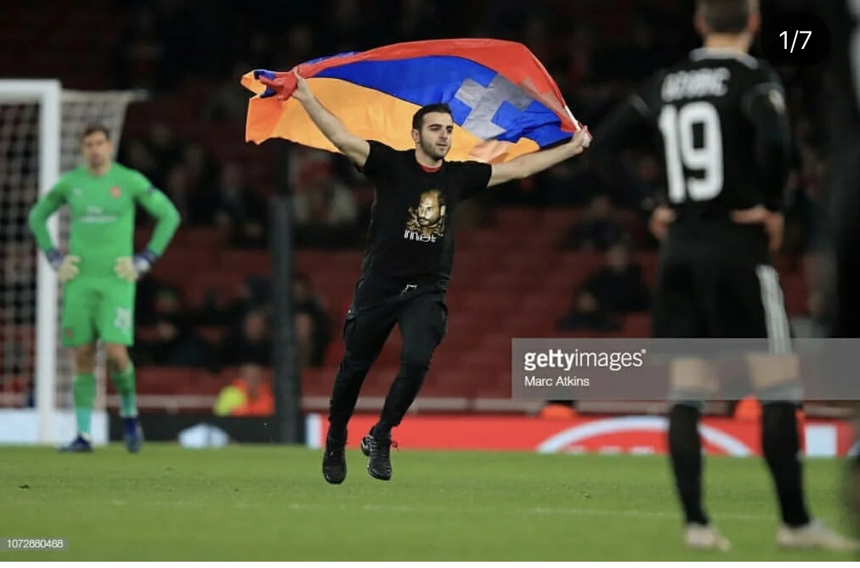 "Qarabağ" oyununda erməni azarkeş separatçıların bayrağı ilə stadiona çıxdı - FOTOLAR 