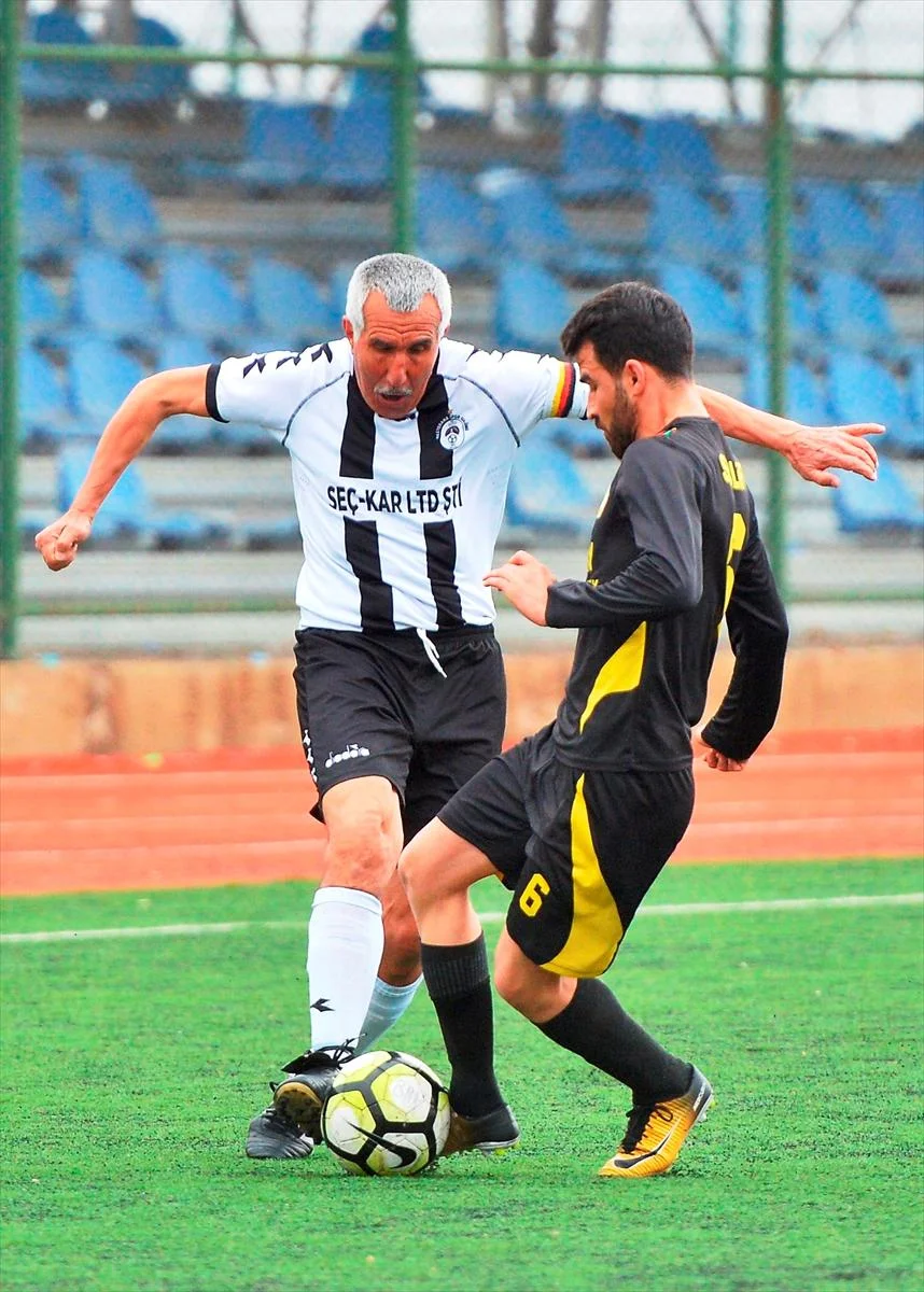 70 yaşlı futbolçu transfer olundu - FOTOLAR 