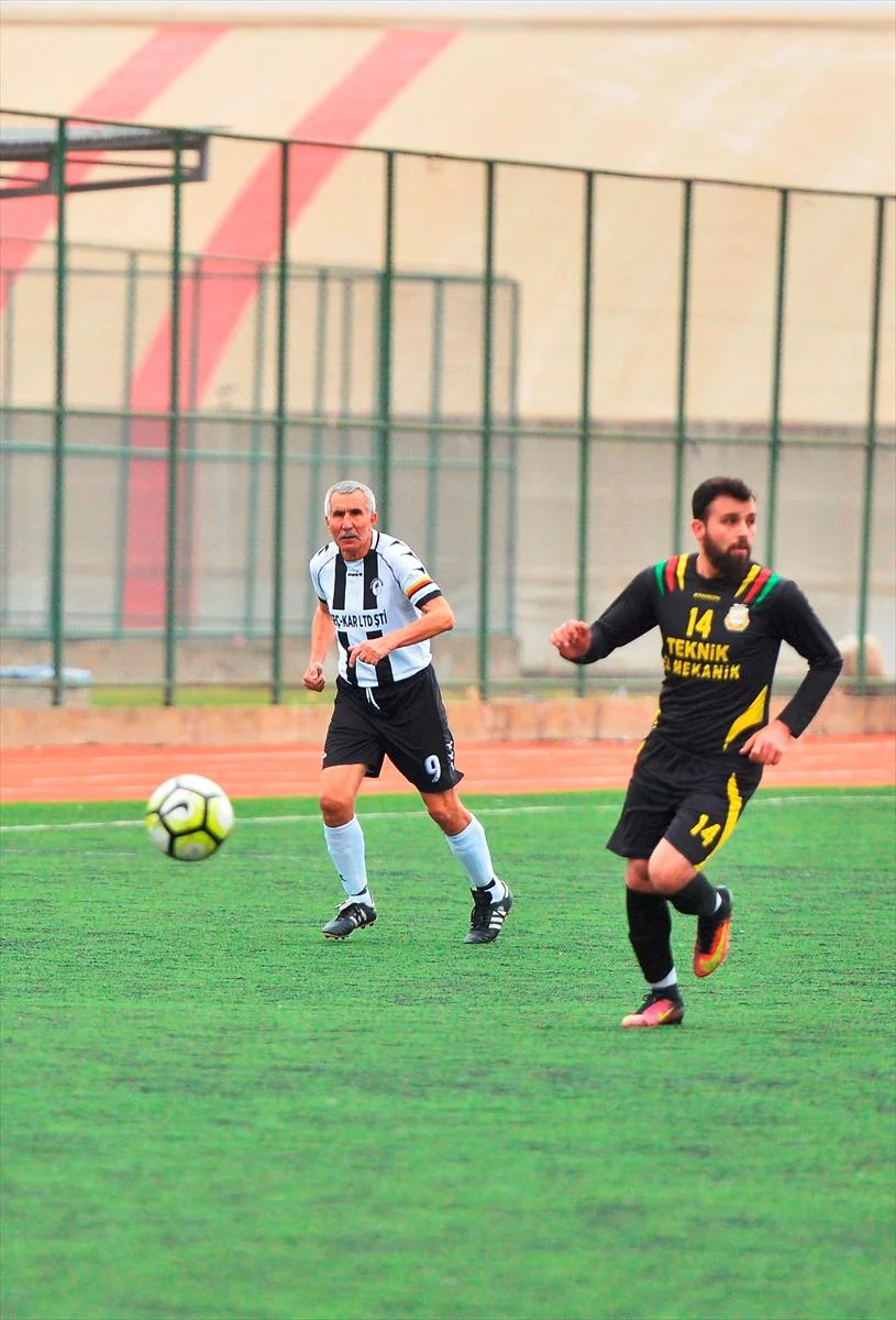 70 yaşlı futbolçu transfer olundu - FOTOLAR 