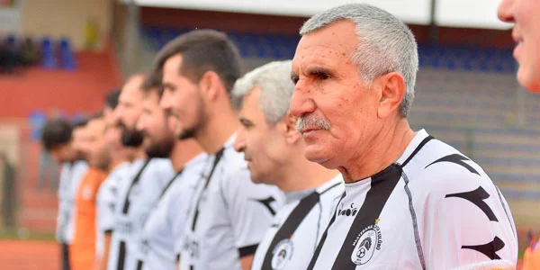 70 yaşlı futbolçu transfer olundu - FOTOLAR 