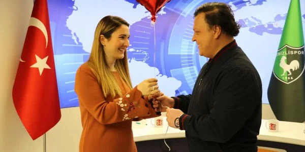 Şərhçi canlı yayımda sevgilisinə evlilik təklif etdi - FOTOLAR 