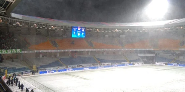 "Başakşəhər" - "Bursaspor" oyunu yarımçıq dayandırıldı - SƏBƏB 