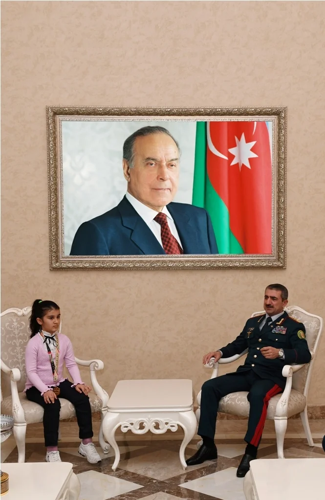 General erməni bayrağına görə etiraz edən Zəhranı təltif etdi - FOTOLAR 