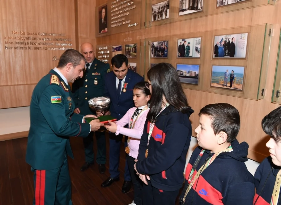 General erməni bayrağına görə etiraz edən Zəhranı təltif etdi - FOTOLAR 