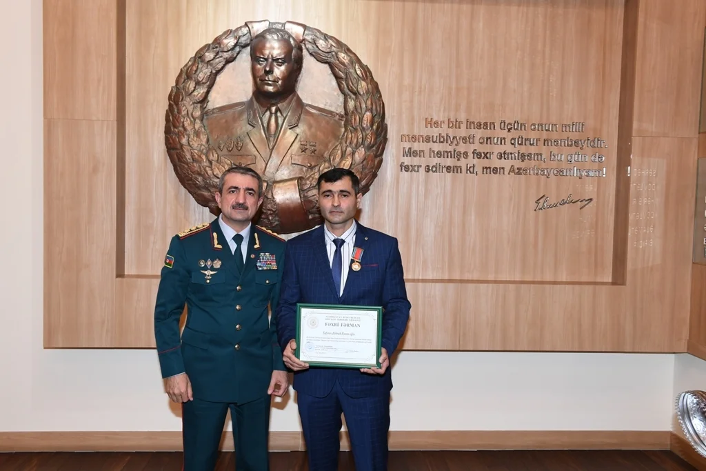 General erməni bayrağına görə etiraz edən Zəhranı təltif etdi - FOTOLAR 