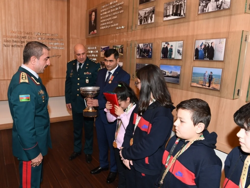 General erməni bayrağına görə etiraz edən Zəhranı təltif etdi - FOTOLAR 