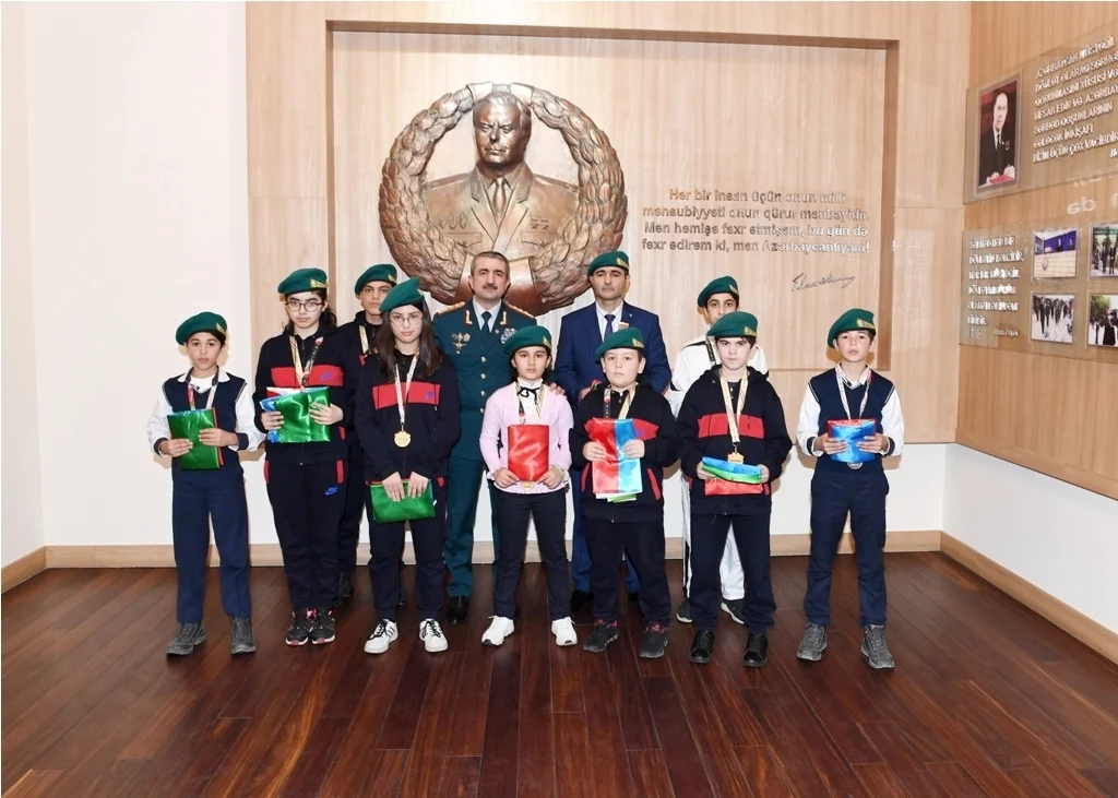 General erməni bayrağına görə etiraz edən Zəhranı təltif etdi - FOTOLAR 
