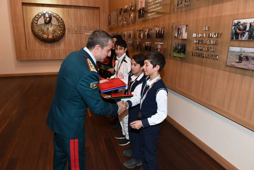 General erməni bayrağına görə etiraz edən Zəhranı təltif etdi - FOTOLAR 
