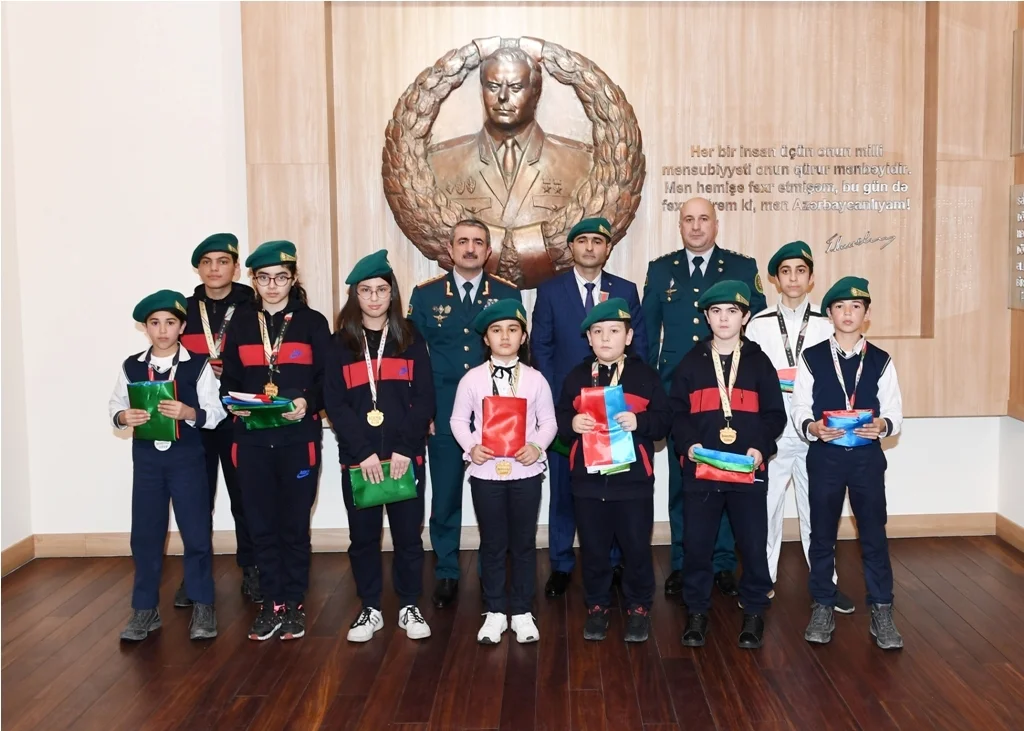 General erməni bayrağına görə etiraz edən Zəhranı təltif etdi - FOTOLAR 
