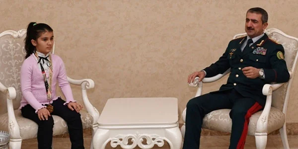 General erməni bayrağına görə etiraz edən Zəhranı təltif etdi - FOTOLAR 