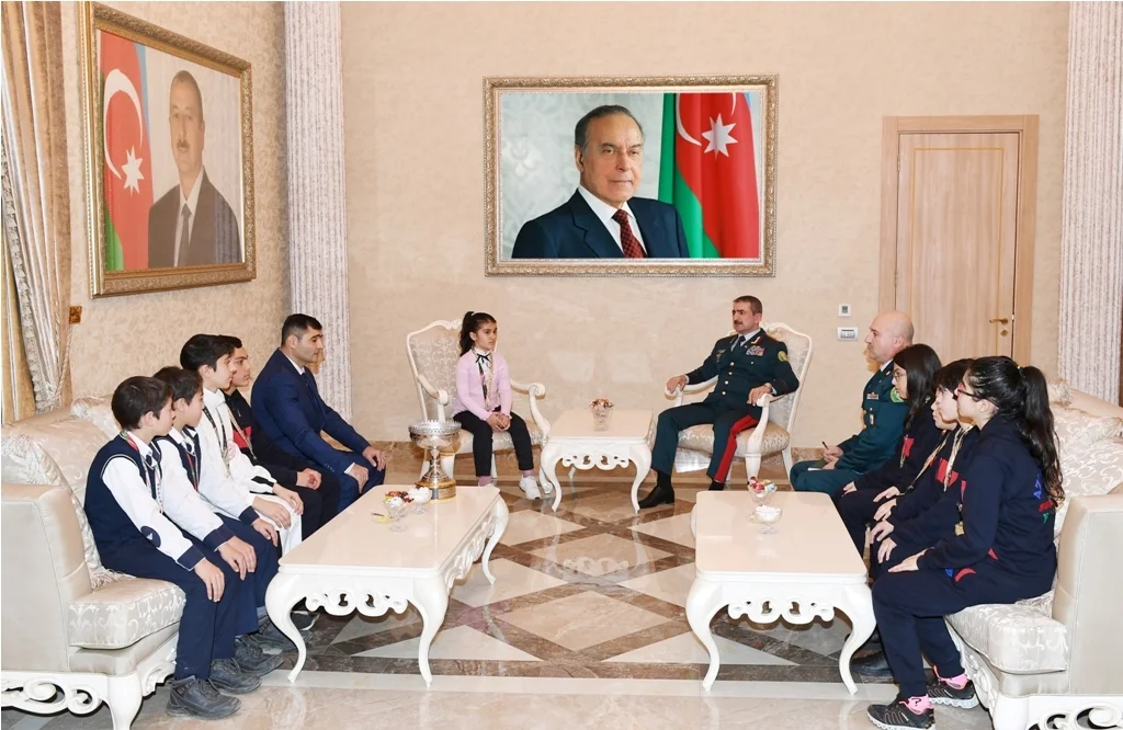 General erməni bayrağına görə etiraz edən Zəhranı təltif etdi - FOTOLAR 