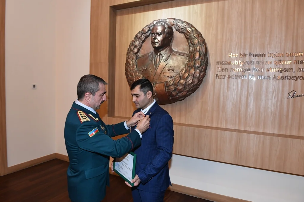 General erməni bayrağına görə etiraz edən Zəhranı təltif etdi - FOTOLAR 