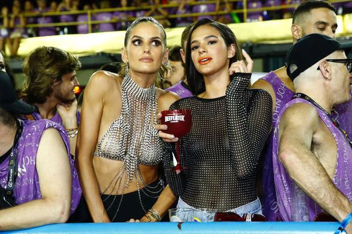 Futbolçunun özündən 6 yaş böyük sevgilisi karnavala damğa vurdu - FOTOLAR 
