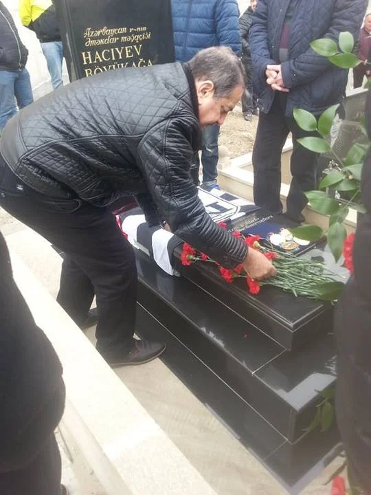 Futbol ictimaiyyəti Böyükağa Hacıyevin məzarını ziyarət edib - FOTOLAR 
