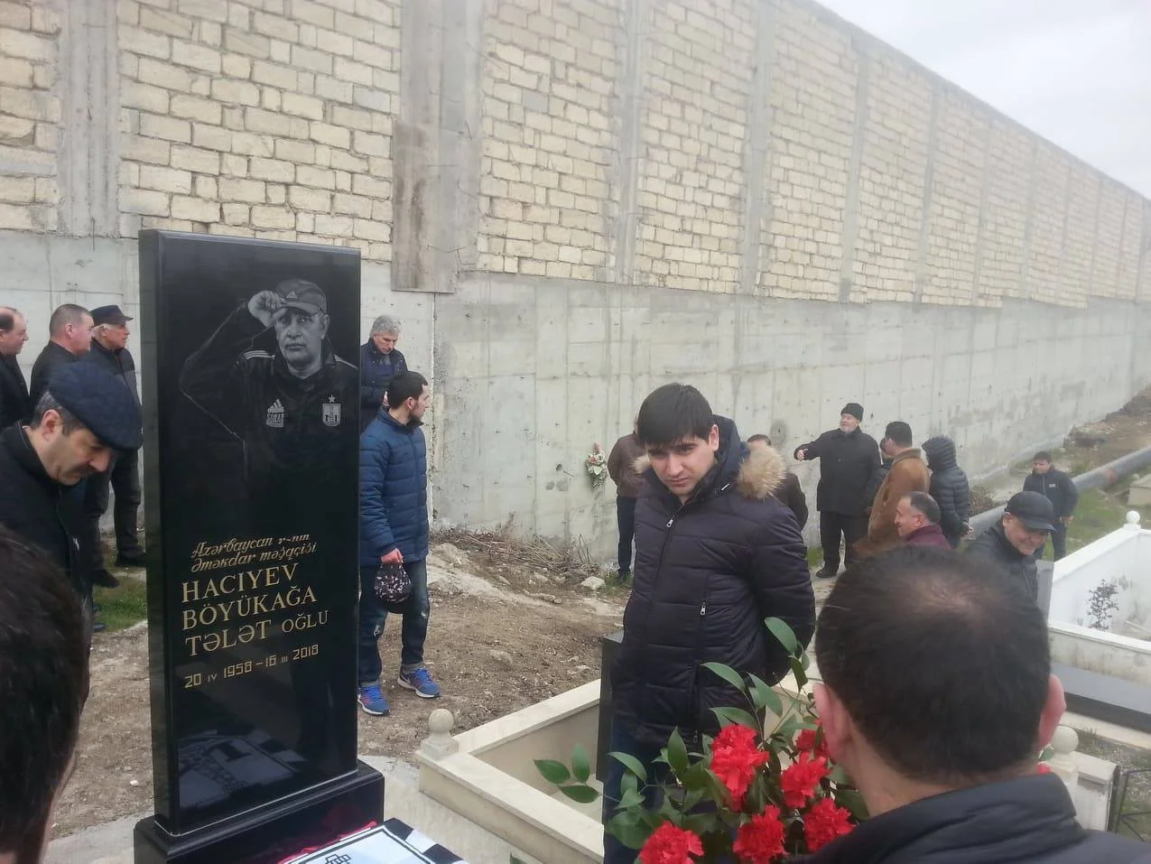 Futbol ictimaiyyəti Böyükağa Hacıyevin məzarını ziyarət edib - FOTOLAR 