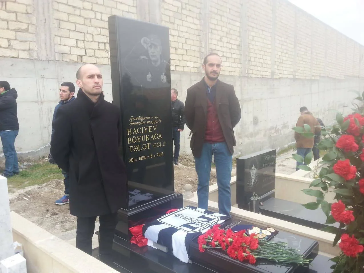Futbol ictimaiyyəti Böyükağa Hacıyevin məzarını ziyarət edib - FOTOLAR 