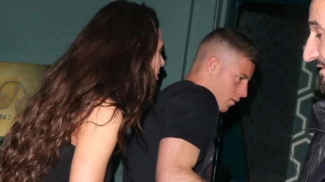Ulduz futbolçu iki qadınla yaxalandı, ölkə qarışdı - FOTOLAR 
