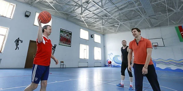 FIDE prezidenti Şəmkirdə basketbol oynadı - FOTOLAR 