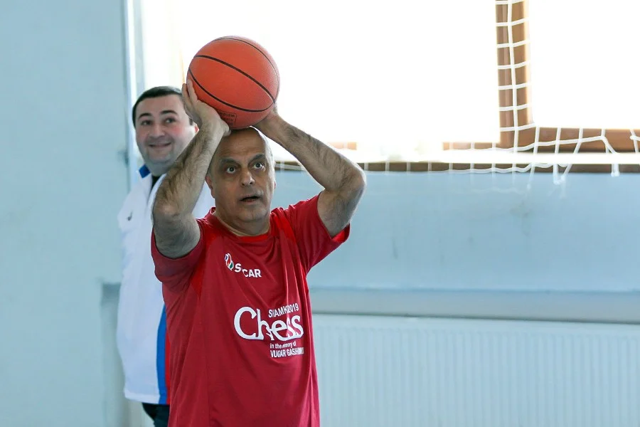 FIDE prezidenti Şəmkirdə basketbol oynadı - FOTOLAR 