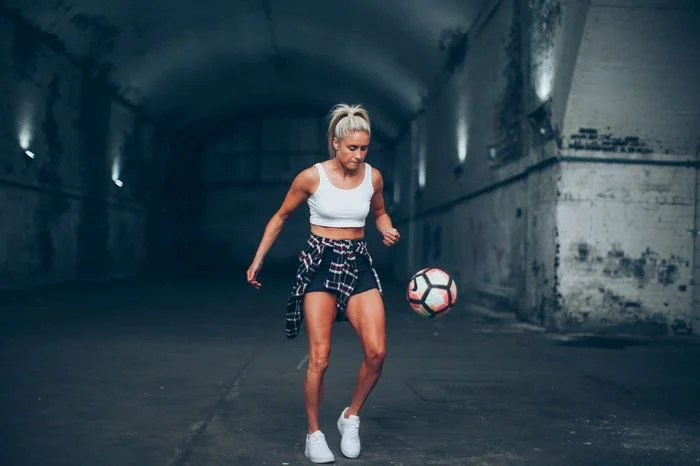 Qadın futbolçunun fədakarlığı hər kəsi ağlatdı - FOTOLAR 