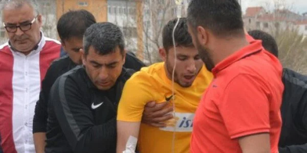Oyun zamanı futbolçunun ağzına arı girdi, xəstəxanalıq oldu - FOTO/VİDEO 