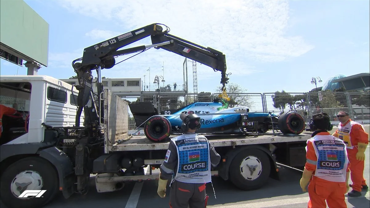 Kanalizasiya qapağı Bakıda "Formula 1"in dayandırılmasına səbəb oldu - FOTOLAR 
