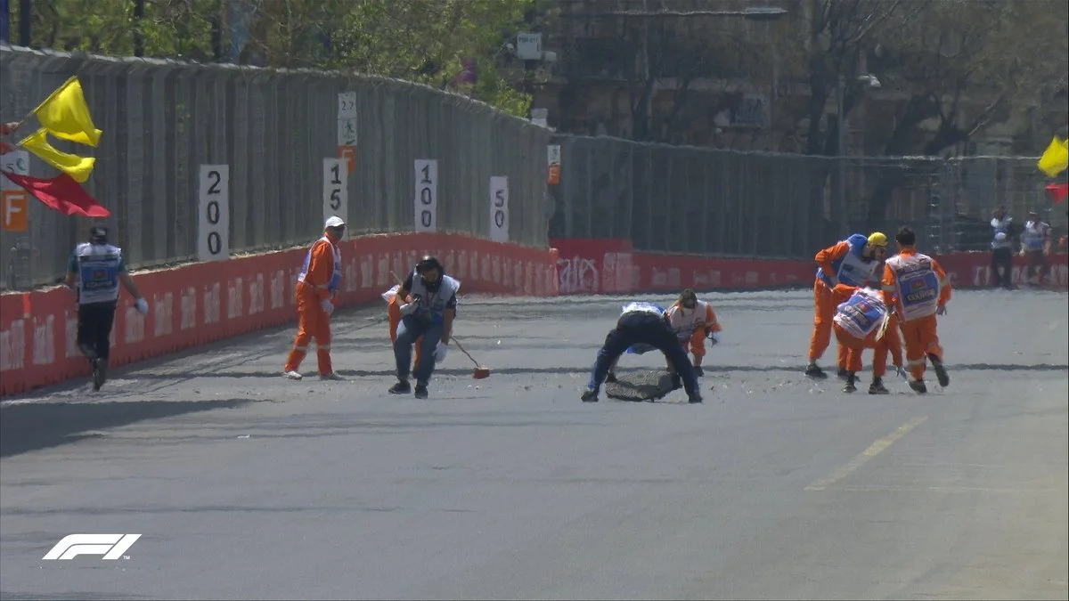 Kanalizasiya qapağı Bakıda "Formula 1"in dayandırılmasına səbəb oldu - FOTOLAR 