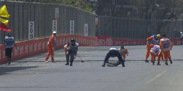 Kanalizasiya qapağı Bakıda "Formula 1"in dayandırılmasına səbəb oldu - FOTOLAR 