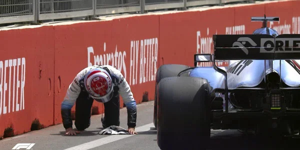 "Formula 1"in təşkilatçıları və modellər həmin "lyuk"la – Xatirə fotosu 