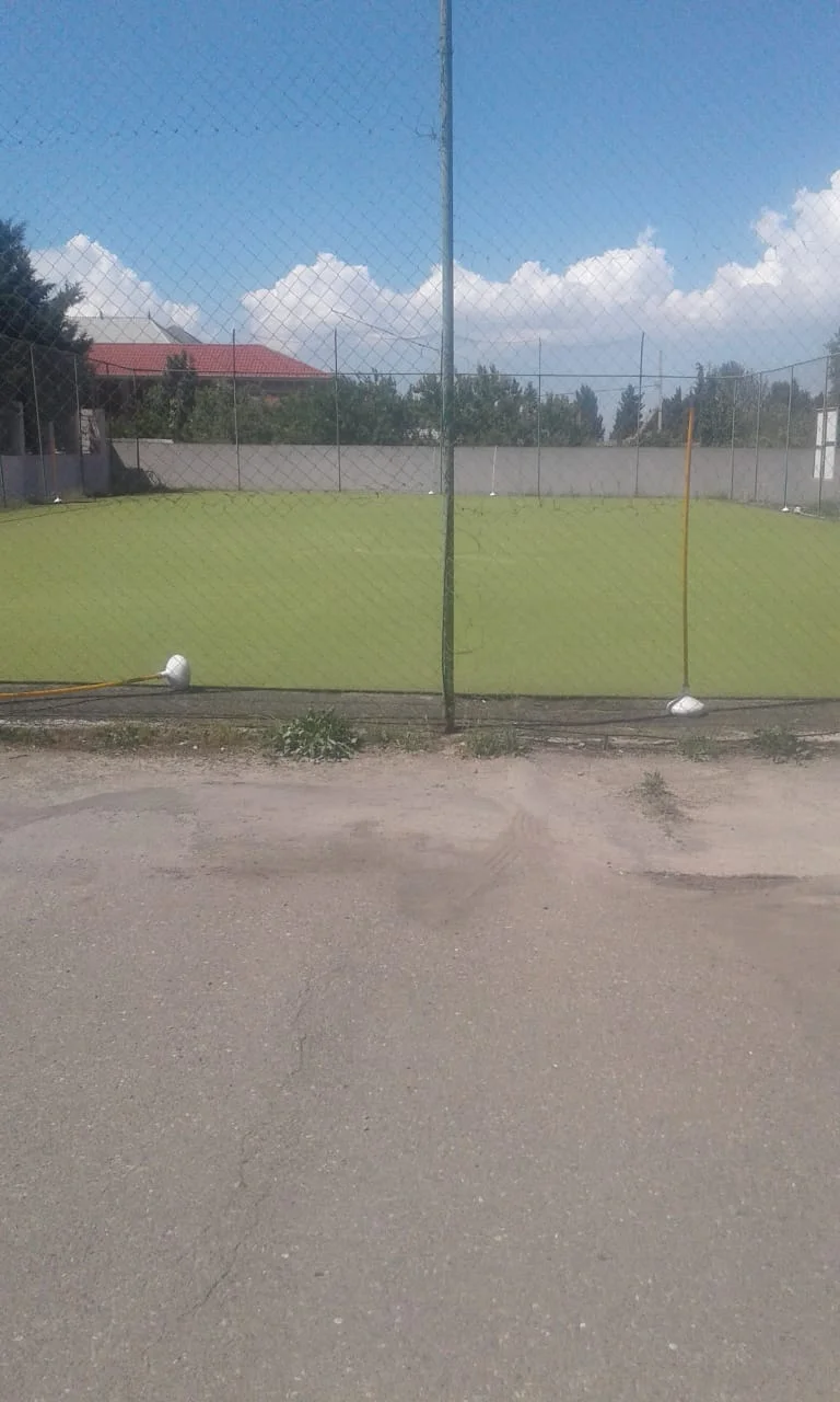 İcra başçısı uşaqların futbol oynadığı bu meydançanı sökür - FOTO 