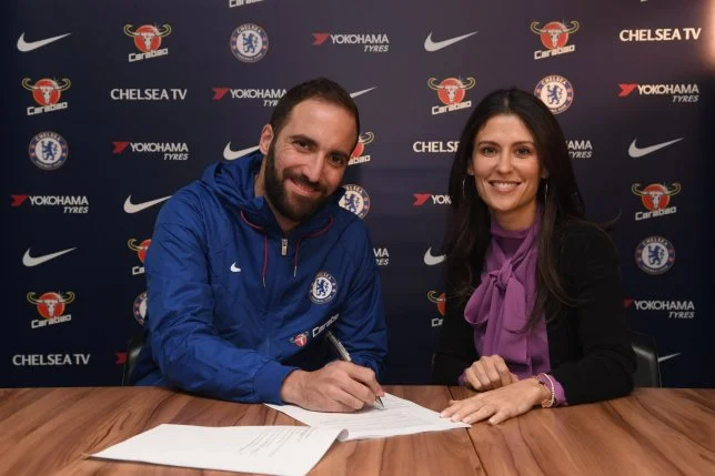 Futbolun ən güclü qadını: böyük qərarların arxasında o var - FOTOLAR 
