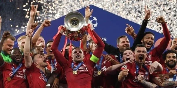 "Liverpul" rəhbərliyi baş məşqçi və futbolçulara telefon hədiyyə etdi - FOTO 