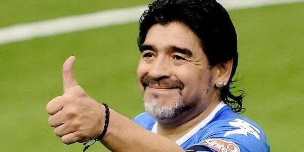Maradona istefa verdi 